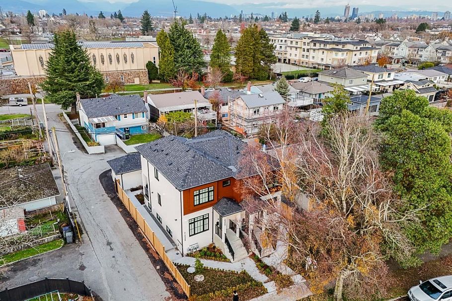 2329 E 49th Avenue Vancouver, BC - 35