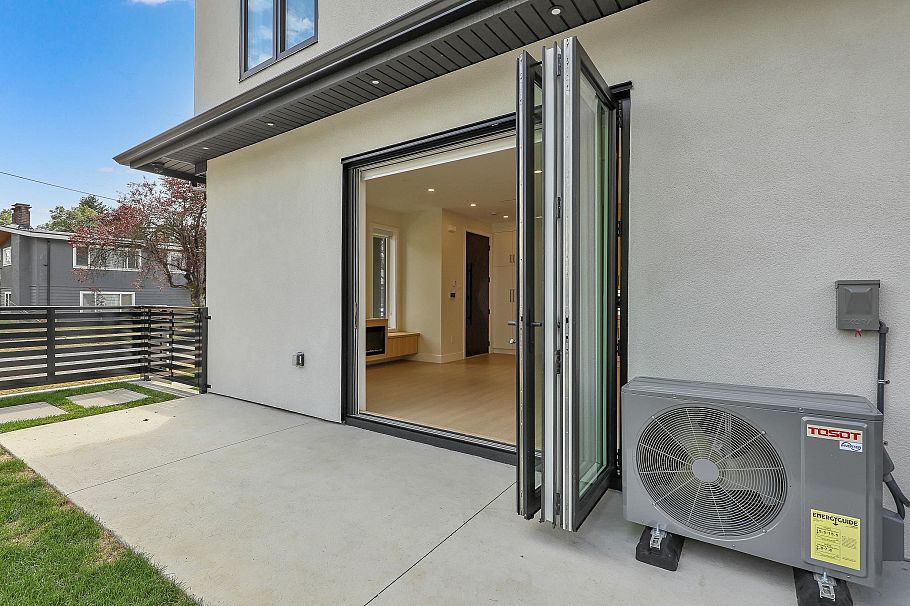 1 3695 E 26 Avenue Vancouver, BC - 32