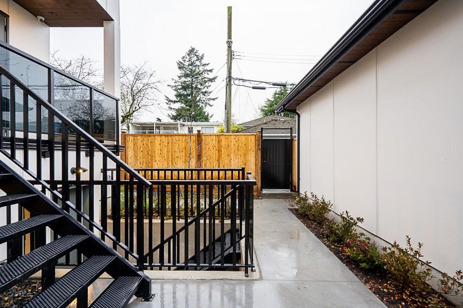 2329 E 49th Avenue Vancouver, BC - 30