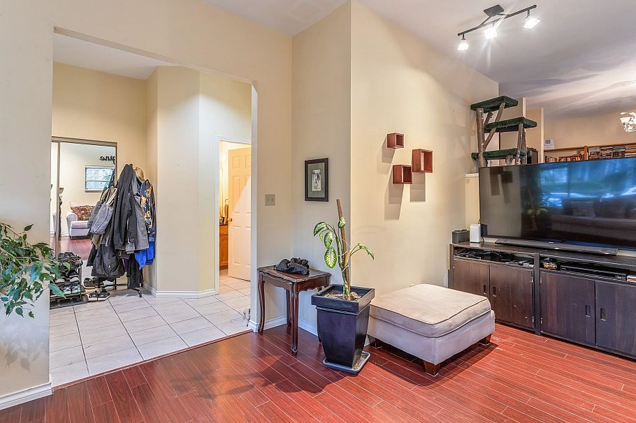 2586 W 8th Avenue Vancouver, BC - 4