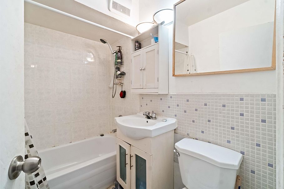 5735 Earles Street Vancouver, BC - 21