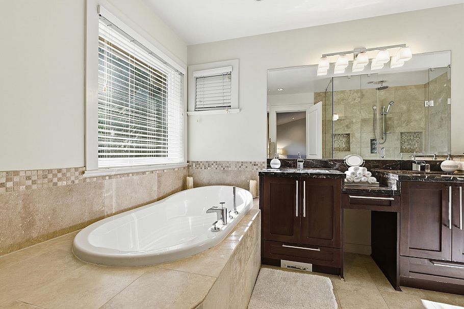 1017 Canyon Boulevard North Vancouver, BC - 23