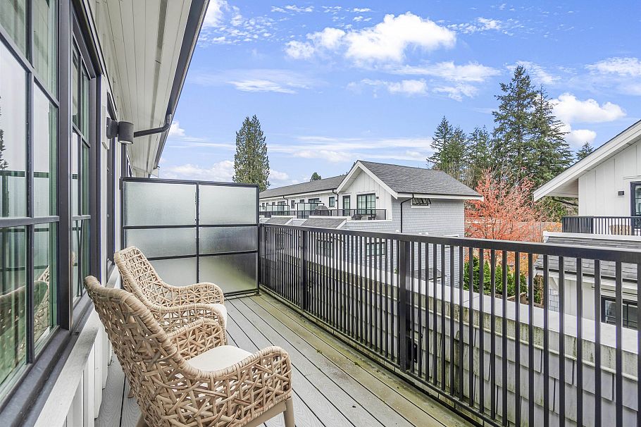 5 1133 Ridgewood Drive North Vancouver, BC - 35
