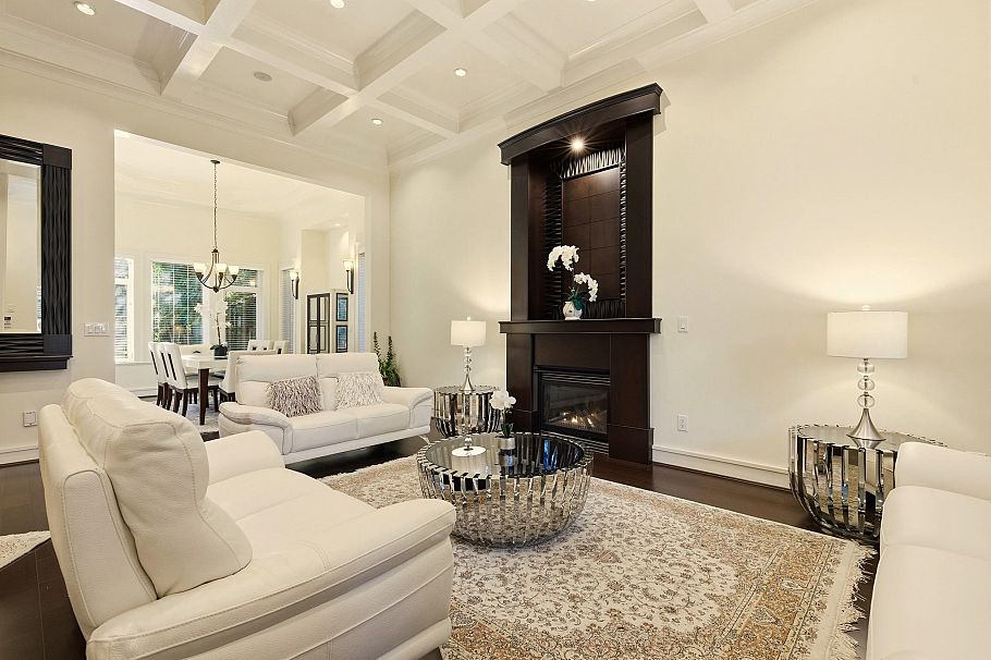 1017 Canyon Boulevard North Vancouver, BC - 1