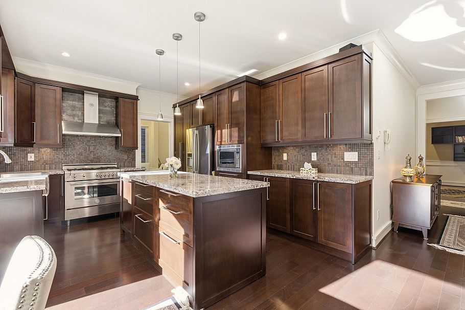 1017 Canyon Boulevard North Vancouver, BC - 13