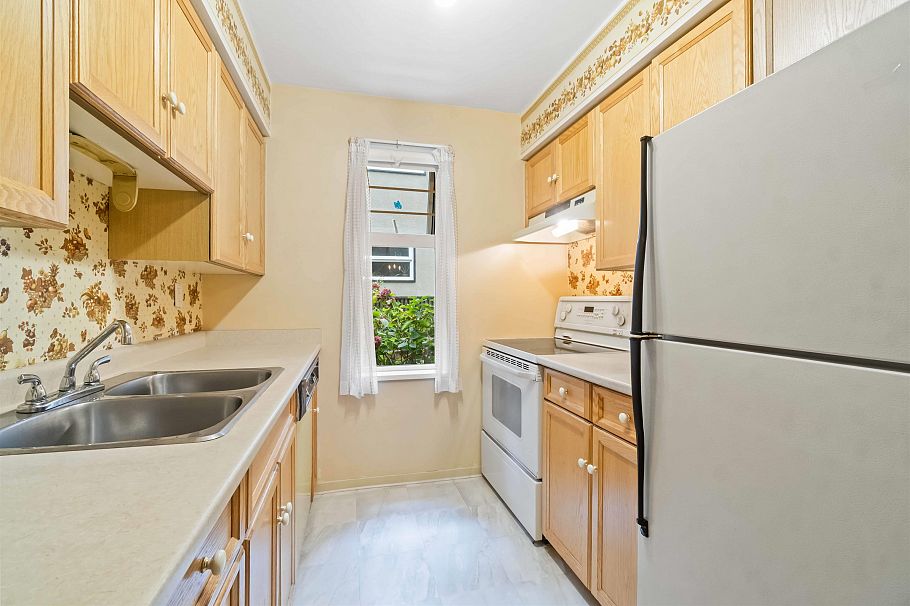 102 1352 W 10th Avenue Vancouver, BC - 16