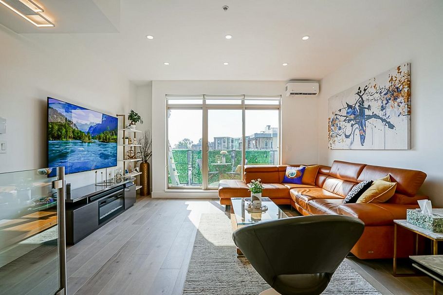 76 728 W 14th Street North Vancouver, BC - 1