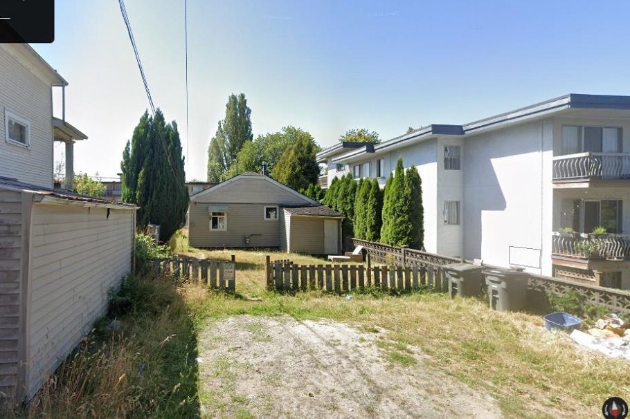 1237 E Broadway Vancouver, BC - 3