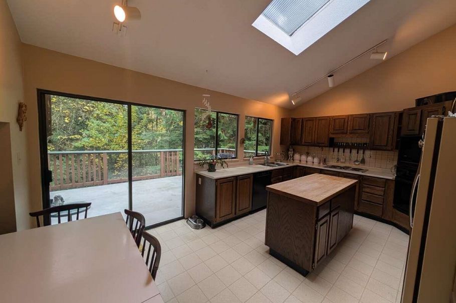 1498 Chamberlain Drive North Vancouver, BC - 9