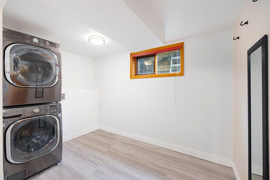 1561 Merlynn Crescent North Vancouver, BC - 25