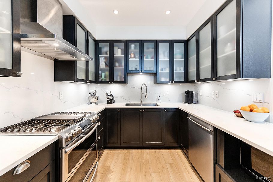 1017 W 8th Avenue Vancouver, BC - 9