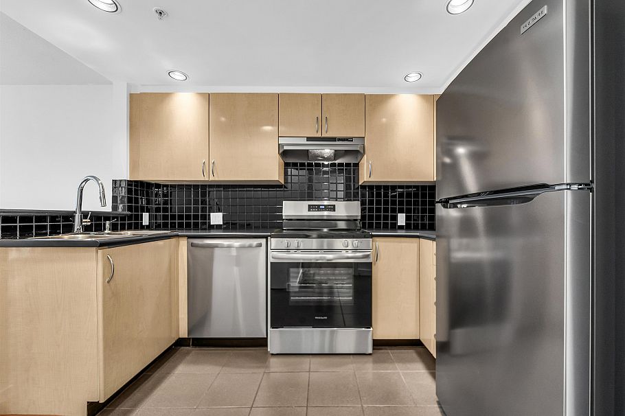 303 1688 Robson Street Vancouver, BC - 16