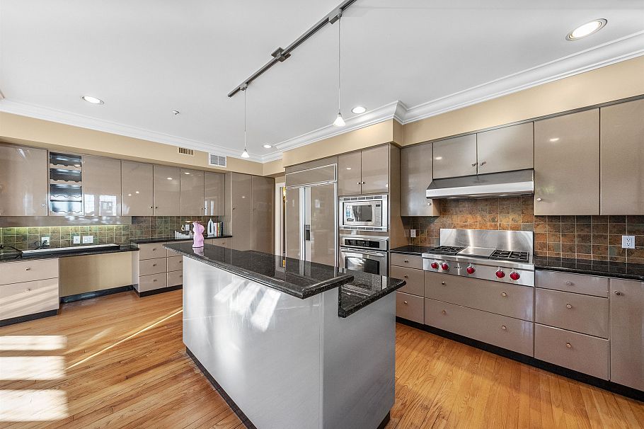 1426 W 48th Avenue Vancouver, BC - 9