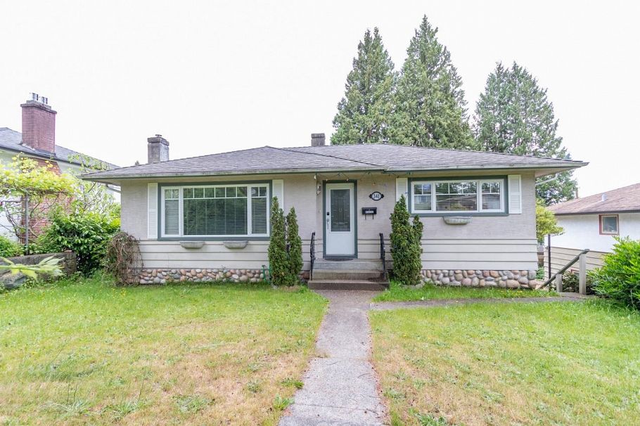 341 W 24th Street North Vancouver, BC - 2
