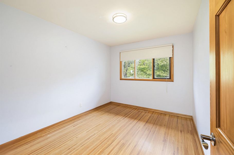 1561 Merlynn Crescent North Vancouver, BC - 16