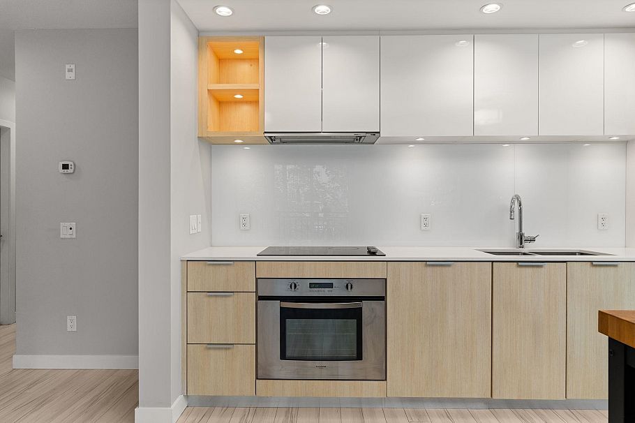 207 111 E 3rd Street North Vancouver, BC - 4