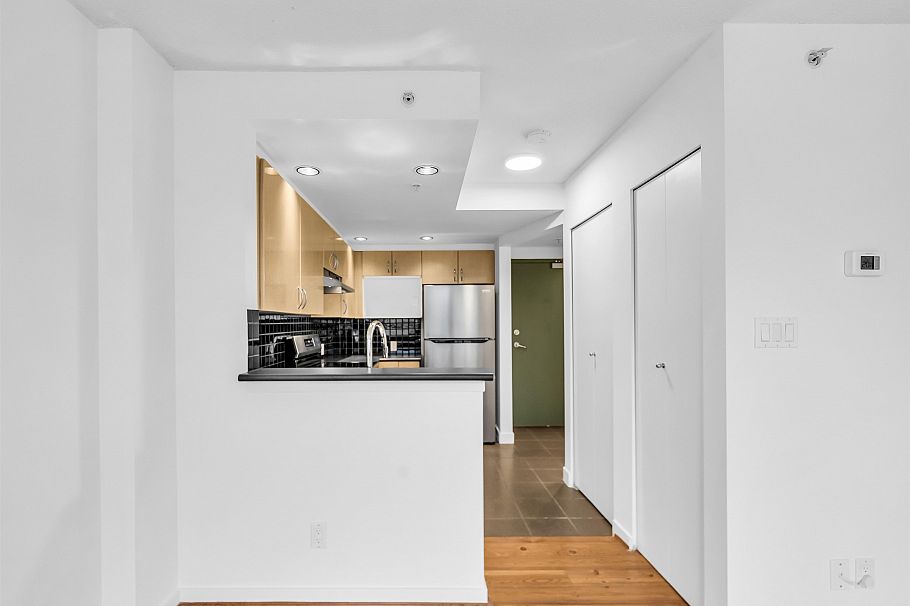 303 1688 Robson Street Vancouver, BC - 8