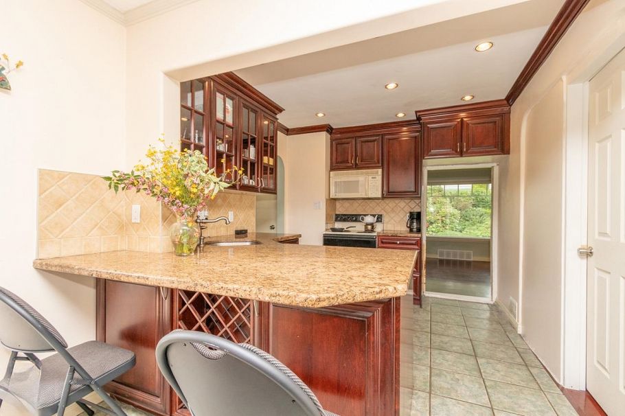 341 W 24th Street North Vancouver, BC - 9