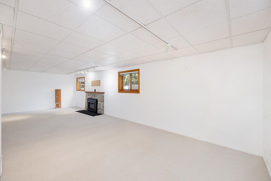 1561 Merlynn Crescent North Vancouver, BC - 20