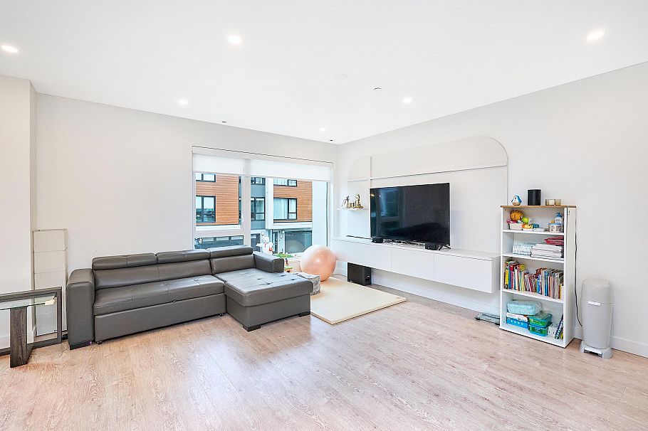 30 3597 Malsum Drive North Vancouver, BC - 2