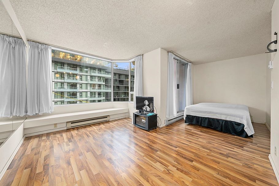 307 1330 Hornby Street Vancouver, BC - 4