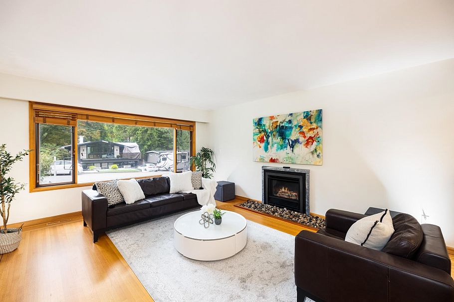 1561 Merlynn Crescent North Vancouver, BC - 5