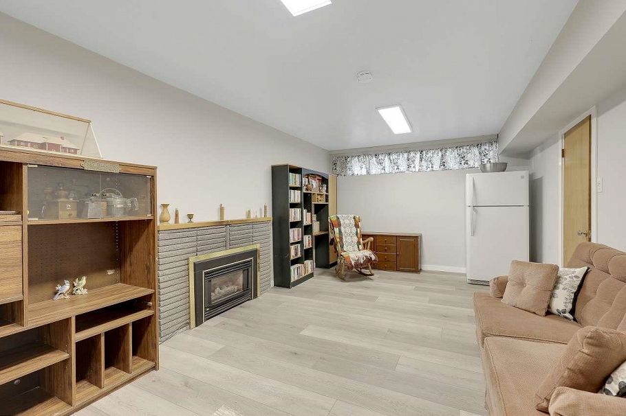 203 E 26th Street North Vancouver, BC - 25