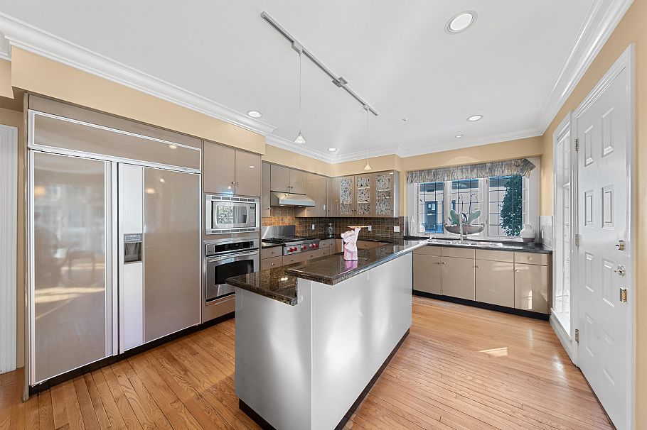 1426 W 48th Avenue Vancouver, BC - 8