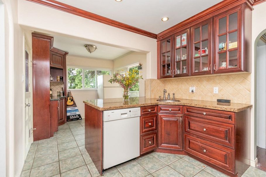 341 W 24th Street North Vancouver, BC - 8