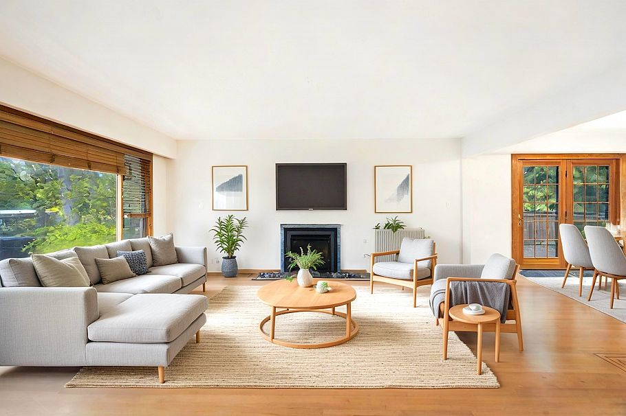 1561 Merlynn Crescent North Vancouver, BC - 1