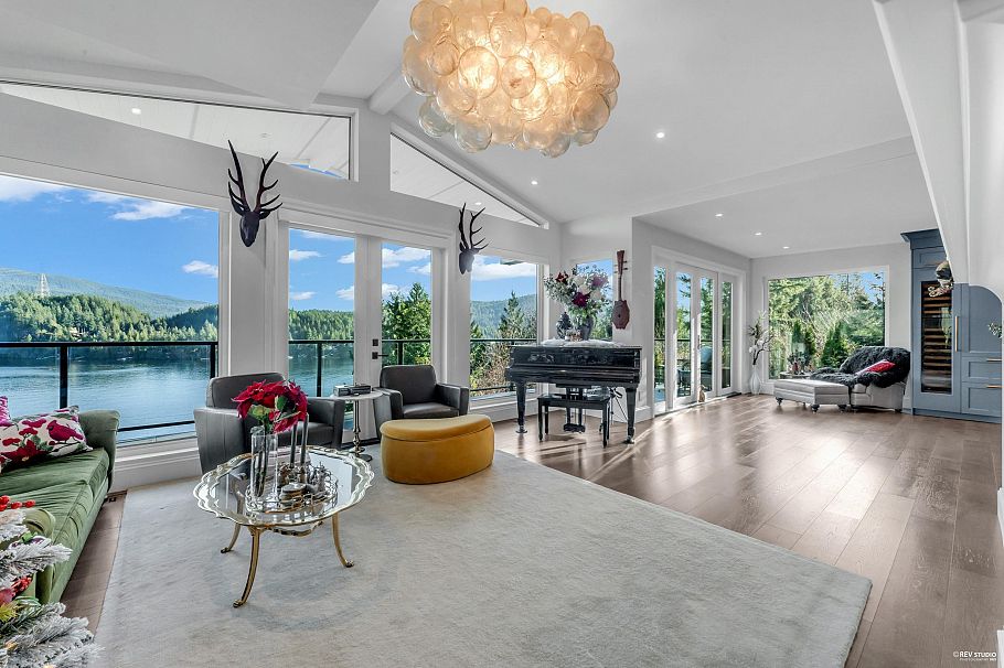 1812 Cardinal Crescent North Vancouver, BC - 4