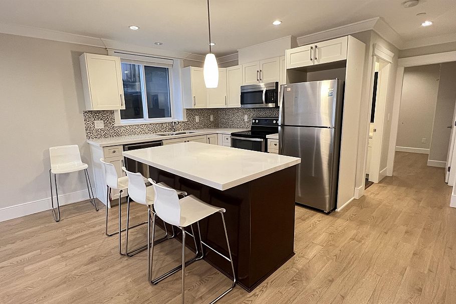 320 E Keith Road North Vancouver, BC - 34