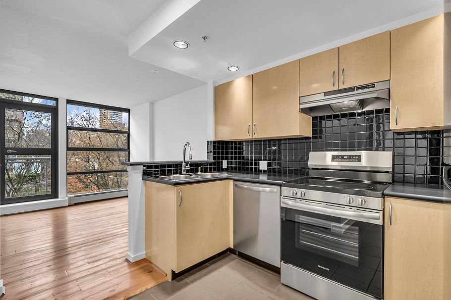 303 1688 Robson Street Vancouver, BC - 14