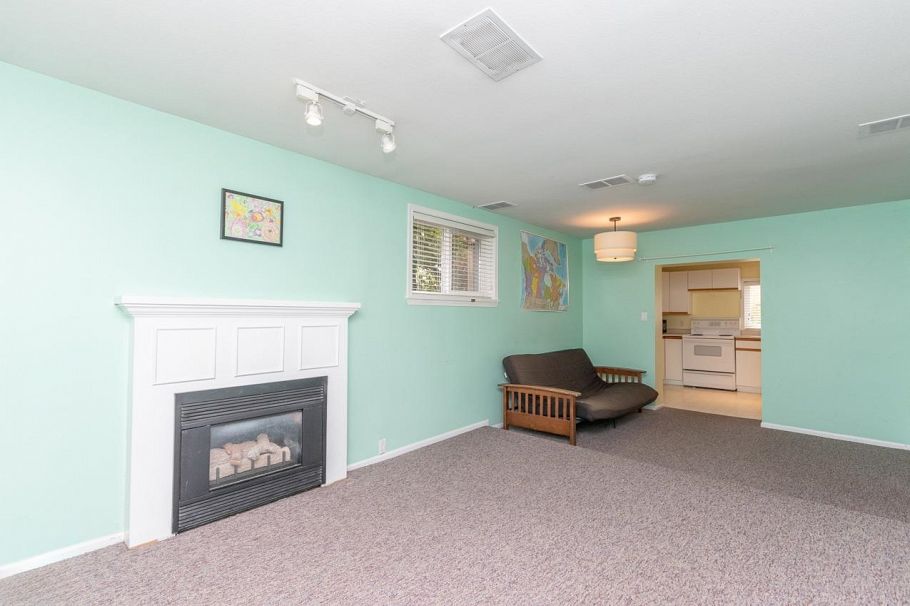 341 W 24th Street North Vancouver, BC - 17