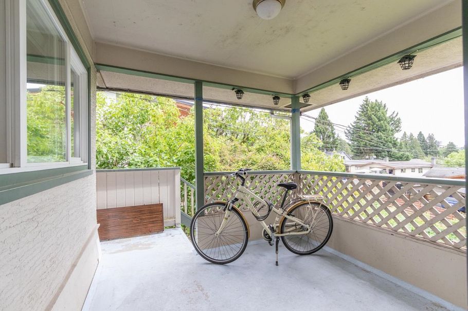 341 W 24th Street North Vancouver, BC - 25