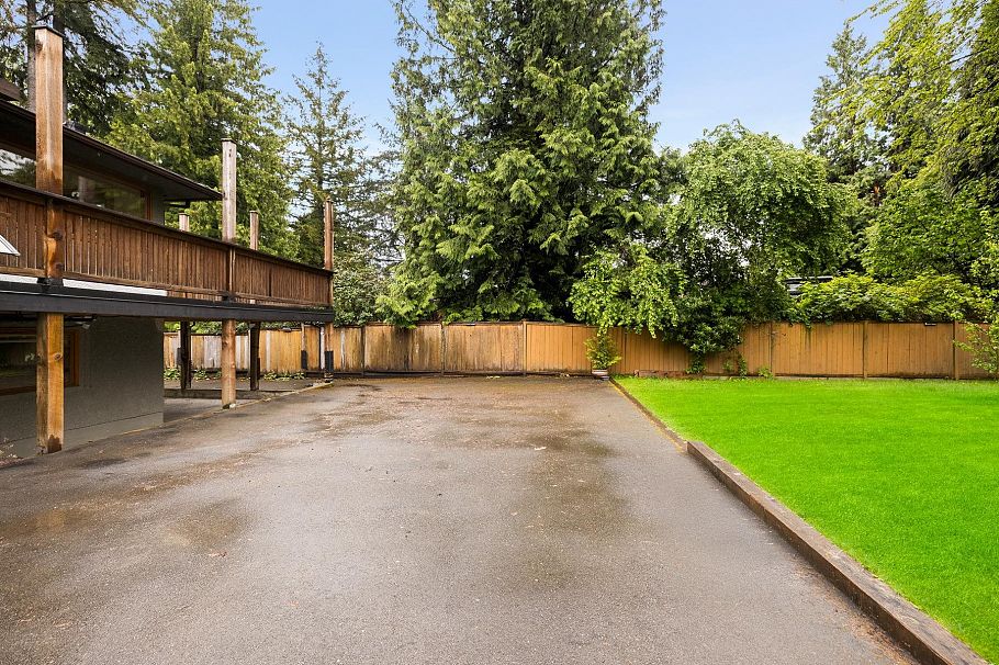 1561 Merlynn Crescent North Vancouver, BC - 30