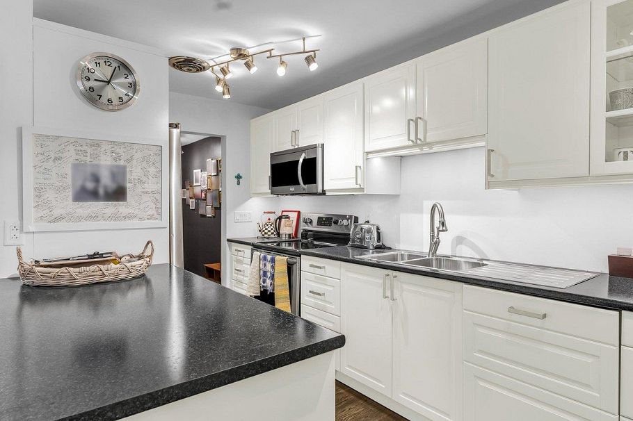 3 2146 W 43rd Avenue Vancouver, BC - 2