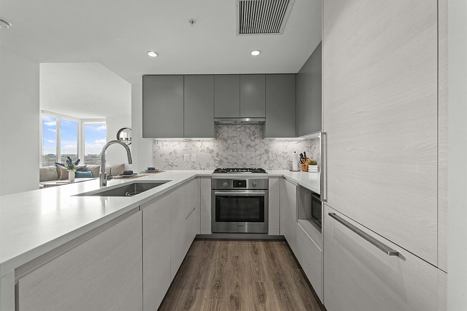 807 8181 Chester Street Vancouver, BC - 5