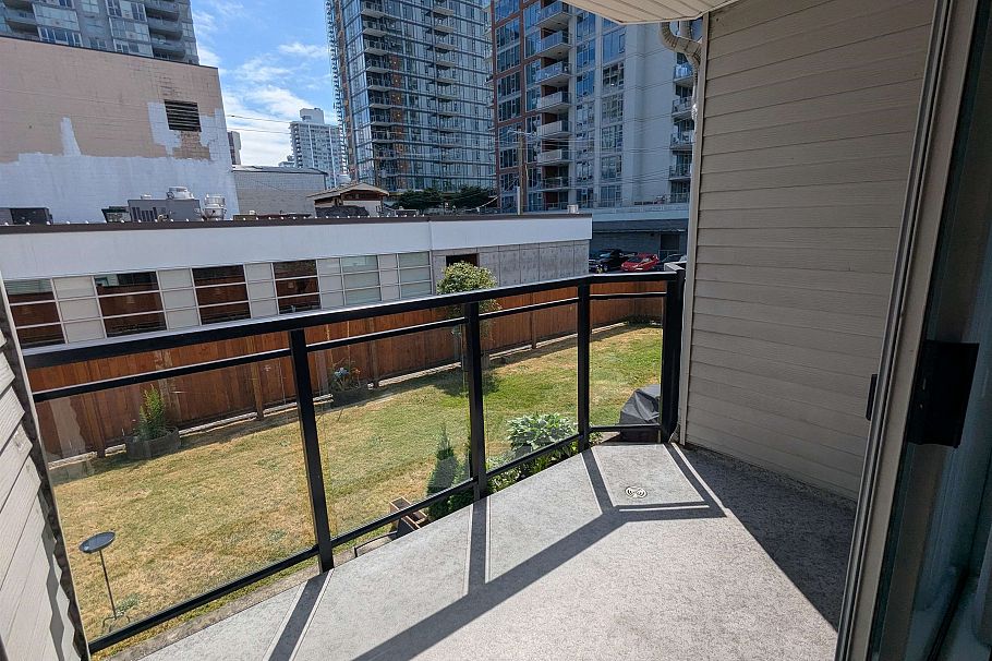 208 1550 Chesterfield Avenue North Vancouver, BC - 26