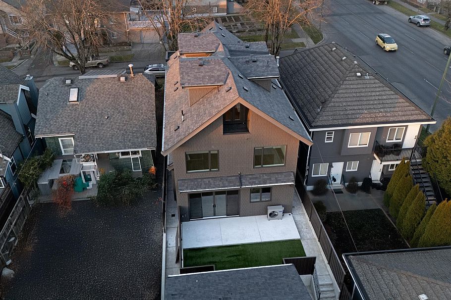 2382 E 5th Avenue Vancouver, BC - 24