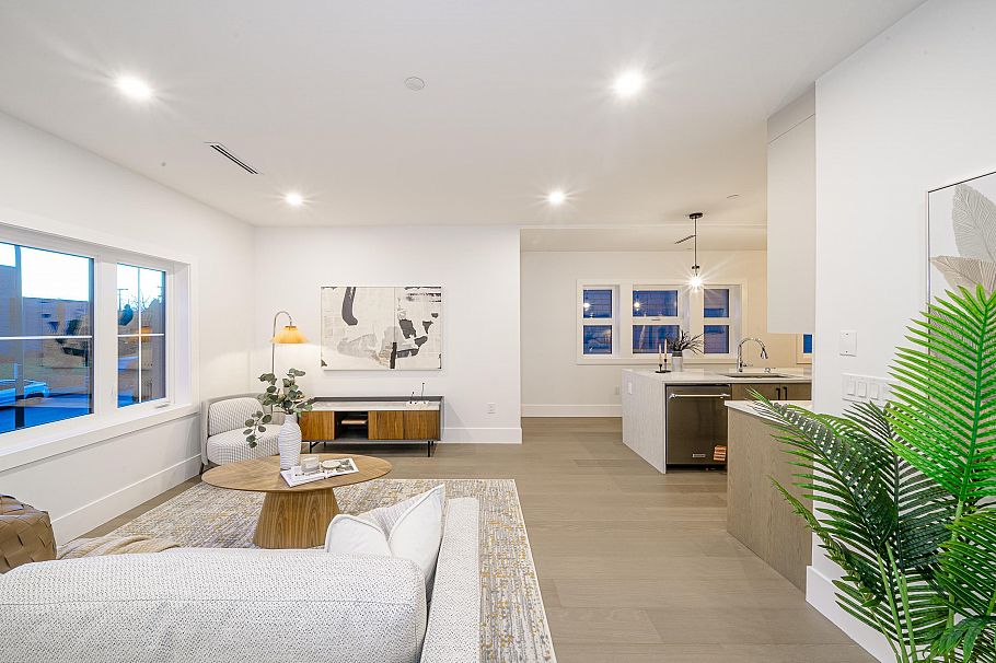 2735 W 8th Avenue Vancouver, BC - 2