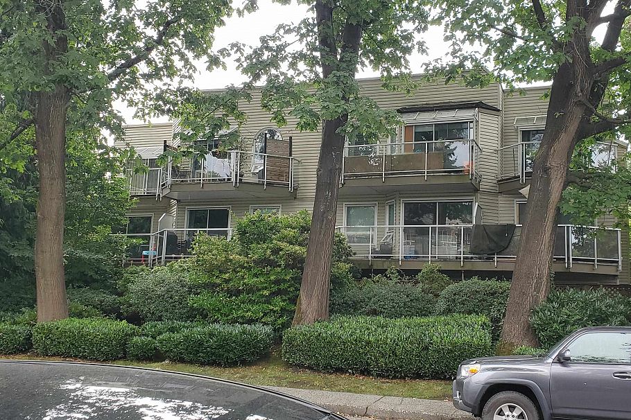 302 827 W 16 Street North Vancouver, BC - 1