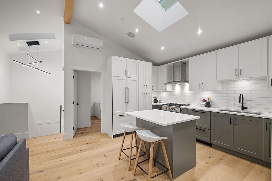 2058 E 5th Avenue Vancouver, BC - 8