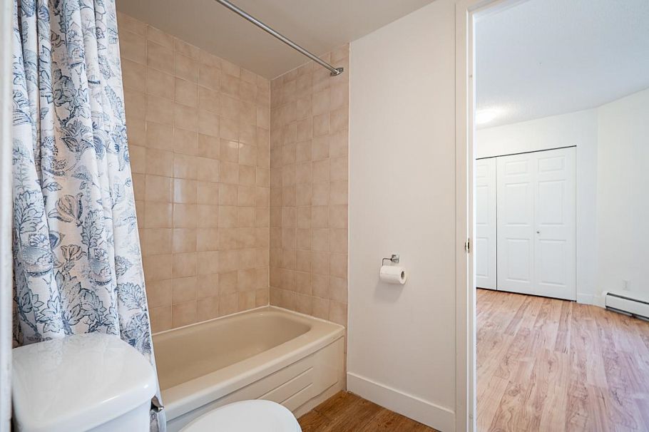 208 1550 Chesterfield Avenue North Vancouver, BC - 23