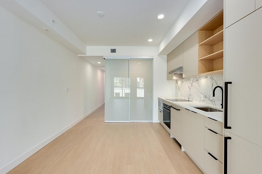 564 422 E 3rd Street North Vancouver, BC - 5