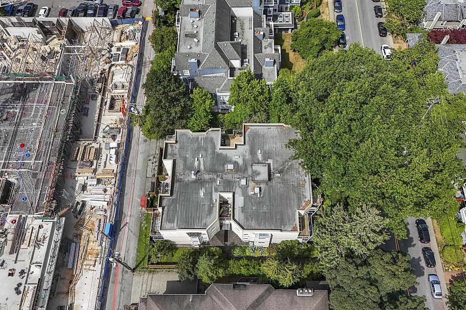 302 827 W 16 Street North Vancouver, BC - 26