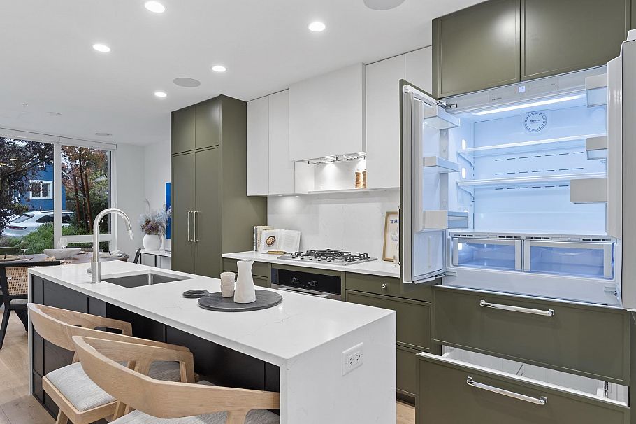 553 W 26th Avenue Vancouver, BC - 2