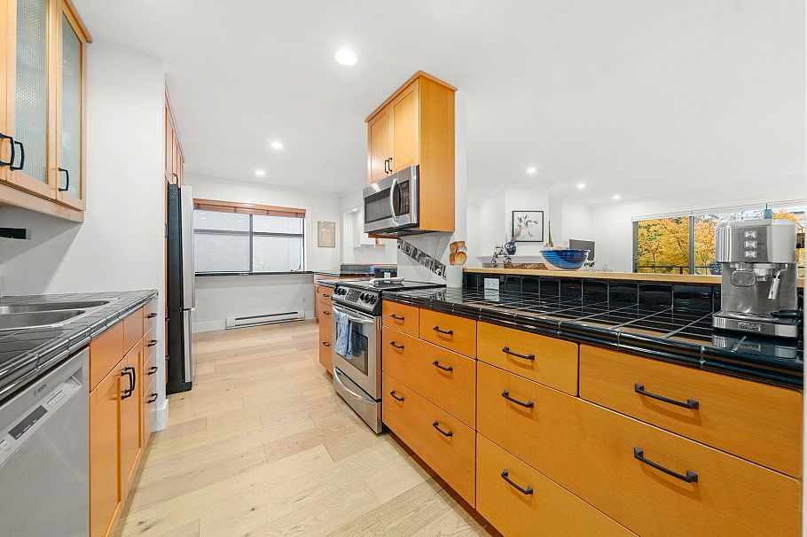 201 1130 W 13th Avenue Vancouver, BC - 13