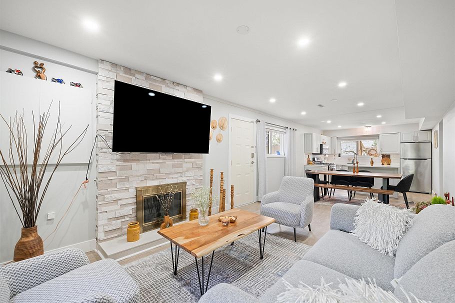 2333 Kirkstone Road North Vancouver, BC - 23