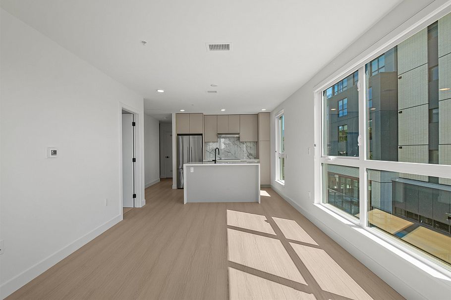 411 422 E 3rd Street North Vancouver, BC - 5